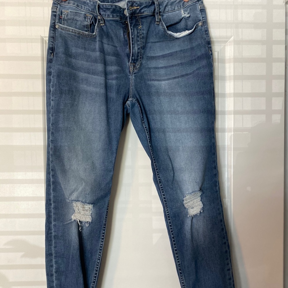Light wash skinny jean